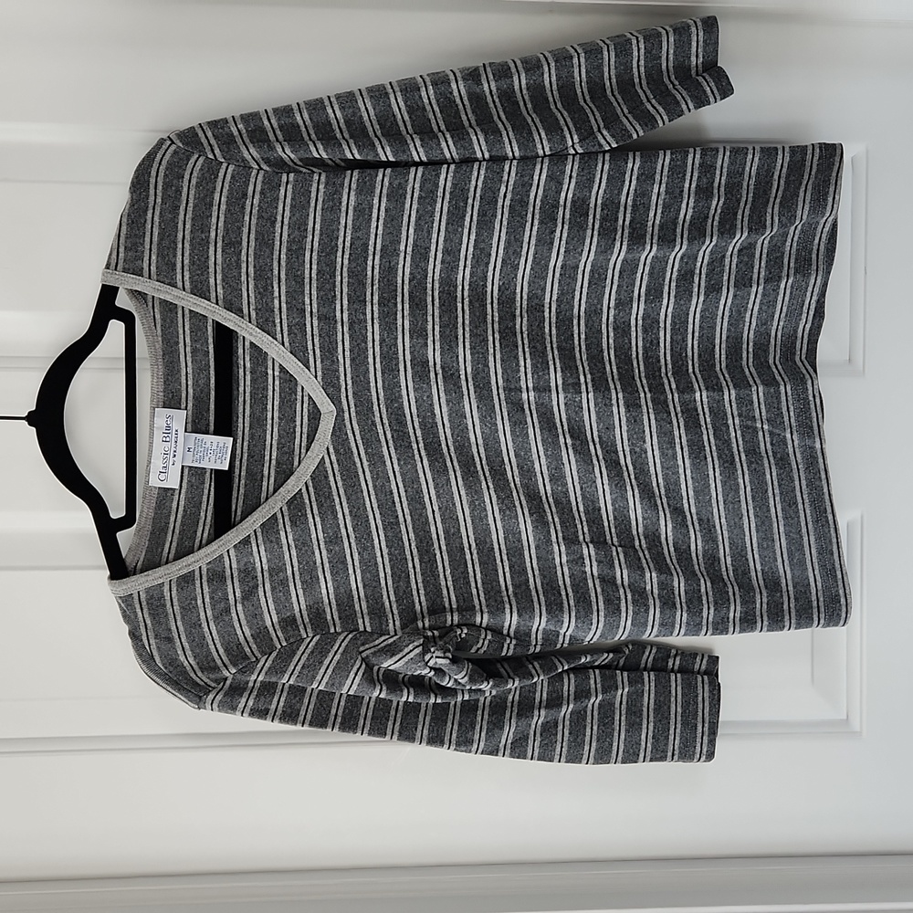 Gray striped 3/4 sleeved top